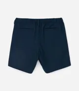 Bermuda masculina texturizada color azul marino, confeccionada en algodón, con elástico y lazo en la cintura, y bolsillos laterales.