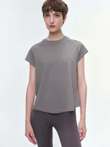 Remera deportiva de manga corta con diseño de cuello redondo y corte holgado. Confeccionada en tejido técnico transpirable.