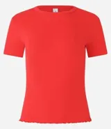 Blusa básica de manga corta, cuello redondo y textura sutil, confeccionada en viscosa con elastano. El bajo de la prenda es ondulado.