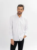 Camisa de manga larga confeccionada en 100% algodón, con diseño liso, cuello clásico y cierre frontal mediante botonadura.