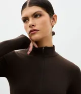 Campera deportiva Get Over de corte ajustado, color marrón, confeccionada en poliamida y elastano con textura acanalada, cuello alto y cierre frontal por cremallera.