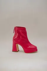 Botines negros de cuero con plataforma y tacón cuadrado.