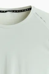 Remera deportiva de manga corta y cuello redondo, color menta, confeccionada en tejido funcional DryMove™ con detalles reflectantes.