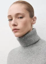 Vestido corto de punto con cuello alto, diseño recto y manga larga, confeccionado en tejido de punto medio.