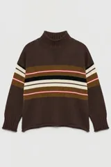 Sweater de punto de corte holgado, con cuello redondo y mangas largas. Presenta un diseño de rayas horizontales en tonos tierra, crema, negro y un detalle en rosa, sobre una base de color marrón.