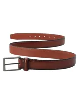 Cinturón de cuero color marrón con hebilla metálica plateada.