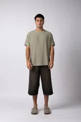 Remera de corte regular confeccionada en una mezcla de rayón y lino con textura entramada. Presenta cuello redondo, mangas cortas y un diseño de inspiración rústica y liviana.