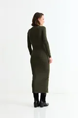 Vestido midi de corte ajustado y manga larga, color verde oliva, con cuello redondo y costura central vertical en el frente.