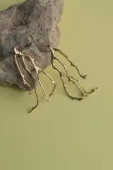 Aros colgantes con diseño orgánico inspirado en formas de coral, elaborados en metal con baño de plata y pernos de plata 925.