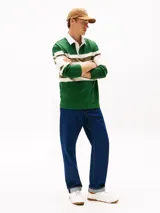 Zapatillas de corte bajo estilo retro baloncesto, confeccionadas en piel blanca con paneles de textura a contraste en color marrón y verde oliva en el talón. Presentan suela de goma dentada, cierre con cordones y logo de Tommy Hilfiger en el lateral y la lengüeta.
