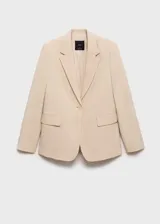 Blazer estructurado de corte recto, color beige, con cuello de solapa, cierre frontal de un botón, bolsillos laterales con solapa y mangas largas con puños abotonados.