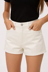 Short de jean de tiro alto, con diseño ajustado al cuerpo, cierre frontal con botón y bolsillos laterales.