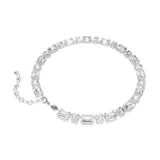 Collar de Swarovski de la línea Millenia, bañado en rodio, con cristales transparentes de talla octogonal que alternan posiciones horizontales y verticales.