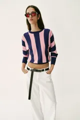 Sweater de punto con diseño de rayas verticales anchas en color azul marino y rosado, cuello redondo y mangas largas con puños ajustados.