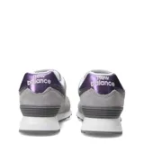 Championes urbanos New Balance modelo 574, color gris, confeccionados en gamuza y malla, con logo N característico en los laterales y entresuela con tecnología de amortiguación.