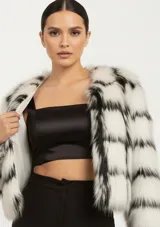 Chaqueta corta de piel sintética con estampado a cuadros en blanco y negro, de corte recto y manga larga.