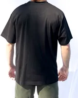 Remera negra lisa de algodón, con cuello redondo y mangas cortas.