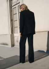 Pantalón de tiro medio y corte recto, color negro, de estilo sastrero.