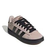 Championes Adidas modelo Grand Court Alpha, con diseño inspirado en el tenis retro. Presentan una capellada de cuero sintético en tono taupe, con las icónicas tres tiras laterales en color negro. Incluyen cordones negros, lengüeta con logo de la marca y una suela de goma negra resistente con entresuela Cloudfoam para mayor amortiguación.