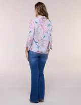 Blusa de gasa liviana con estampado animal print que combina leopardo y cebra, cuello camisero con escote en V y mangas largas con puños anchos.