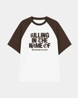 Remera estilo raglan con cuerpo blanco y mangas cortas marrones, con diseño gráfico inspirado en Rage Against The Machine y la frase 'Killing In The Name Of' en el frente.
