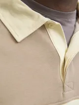 Buzo de manga larga con cuello tipo polo y fit relajado, en bloques de color beige, amarillo claro y marrón. Confeccionado en tejido de punto sin frisa, con interior de bucles, puños acanalados y bordado "Originals Studio" en el pecho.