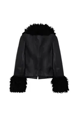 Campera corta de efecto cuero negro con cuello y puños de pelo sintético voluminoso. Presenta un diseño de corte recto y cierre frontal oculto.
