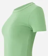Blusa verde de algodón acanalado con cuello redondo y mangas cortas.