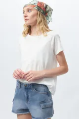 Remera lila de algodón, de manga corta y cuello redondo.