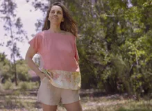 Blusa manga dolman, color salmón, con espalda entera y botones de madera.