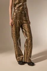 Pantalon de corte recto con diseño de estampado de piel de serpiente, confeccionado en cuero sintético (PU). Presenta bolsillos laterales y cierre frontal con botón.