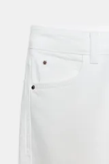 Jeans de tiro alto con corte mom fit, diseño de cinco bolsillos, cierre frontal con cremallera y botón.