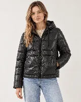 Campera puffer liviana y acolchada de color negro, con acabado brillante, capucha con cordones ajustables, cierre frontal y bolsillos delanteros con solapa.