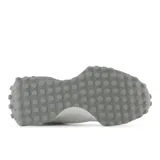 Championes New Balance 327 de dama, color blanco con detalles en gris.