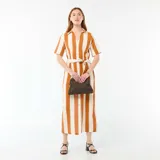 Vestido camisero largo con diseño de rayas verticales en tonos mostaza y beige, con cuello solapa, mangas cortas, cierre frontal con botones y lazo ajustable en la cintura.