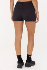 Minishort negro de lycra con cintura tiro medio y compresión media.