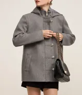 Saco gris de polivelour con capucha, cuello alto con cremallera, abotonado delantero cruzado, bolsillos delanteros y mangas largas.