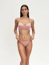 Bombacha tipo colaless de diseño minimalista, confeccionada en tela suave de color rosado.