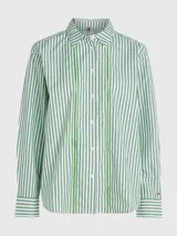 Camisa de corte amplio, a rayas verticales verdes y blancas, con cuello inglés, cierre frontal con botones y logo de Tommy Hilfiger bordado en el puño.