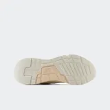 Championes New Balance 997 color beige con detalles en blanco.