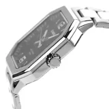 Reloj analógico Casio con caja octogonal de acero inoxidable y malla de eslabones plateada. Presenta una esfera negra con textura estriada, índices aplicados, números 6 y 12, manecillas luminiscentes y ventana de calendario a las tres.