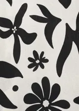 Pantalon de corte wideleg con cintura elastizada, confeccionado en tejido fluido con estampado floral en contraste. Presenta bolsillos laterales y diseño largo.