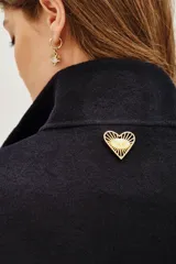 Tapado corto de paño en color azul marino, con cuello alto, cierre frontal de botones y mangas amplias de corte kimono. Presenta aberturas laterales en el ruedo y bolsillos frontales.