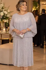 Vestido midi de tul bordado color gris claro, con escote redondo, mangas amplias y diseño elegante.