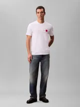 Remera de cuello redondo y manga corta, confeccionada en algodón. Presenta un estampado gráfico en el pecho con el logo de la marca, la frase 'since 1978' y 'new york city', junto a un cuadrado rojo central.