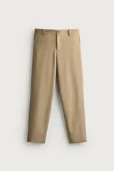 Pantalón regular fit de hombre color negro, confeccionado en tejido técnico ligero con cintura elástica, bolsillos frontales, bolsillos traseros de vivo y cierre frontal con cremallera y botón.