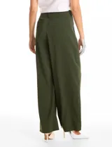 Pantalón palazzo de tiro alto en color verde militar, con diseño de doble abotonadura frontal, pinzas en la cintura y pierna ancha. Cuenta con cintura elástica en la parte posterior para mayor ajuste y bolsillos laterales funcionales.
