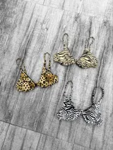 Corpiño de bikini con estampado animal print, con tirantes finos y espalda ajustable.