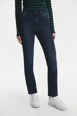 Jean de corte recto y tiro alto, en color azul oscuro con acabado clásico. Presenta diseño de cinco bolsillos, cierre con cremallera y botón metálico.