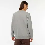 Buzo gris de cuello redondo y manga larga.